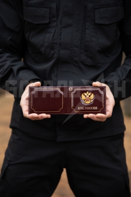 Обложка на удостоверение с металлическим значком МЧС России